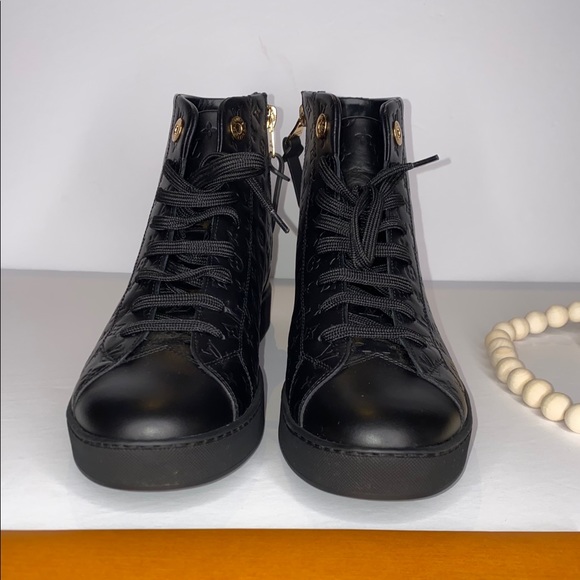 โโSOLDโโ($750) Louis Vuitton empreinte leather sneakers - Picture 4 of 12